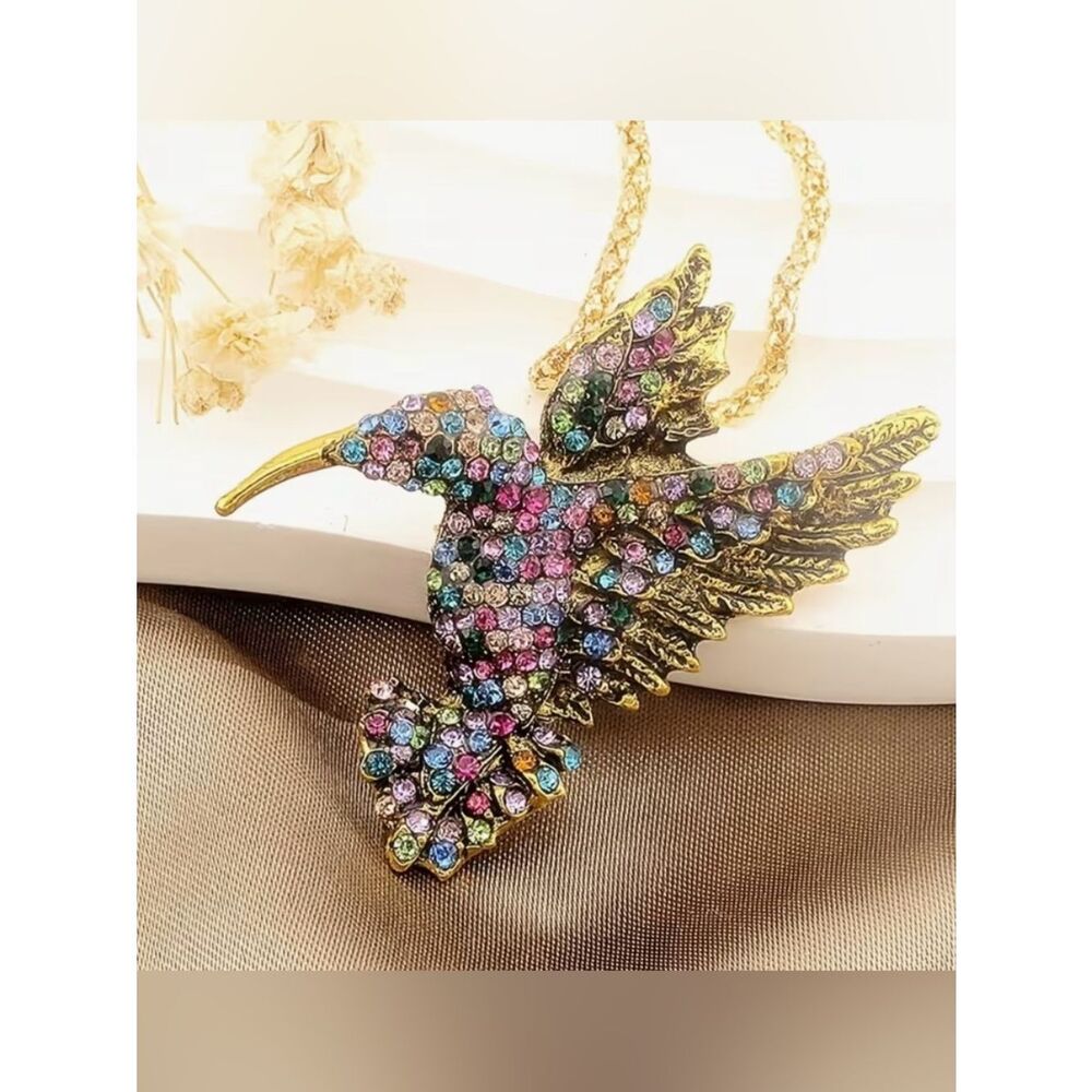 🩵 Stunning Betsey Johnson multicolored crystal hummingbird necklace🩵